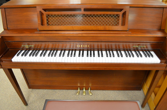 1989 walnut Yamaha M304 console piano - Upright - Console Pianos